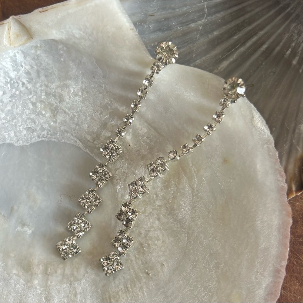 💚💚5/25💚💚 Rhinestone Dangle Earrings – Classic Sparkle Vqcks included